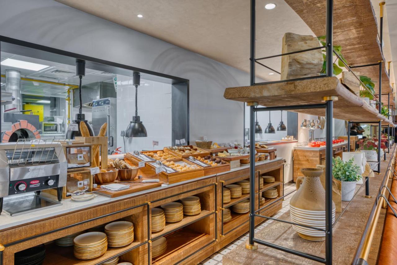 Hotel The First Collection Dubai Business Bay Esterno foto Breakfast buffet at the hotel