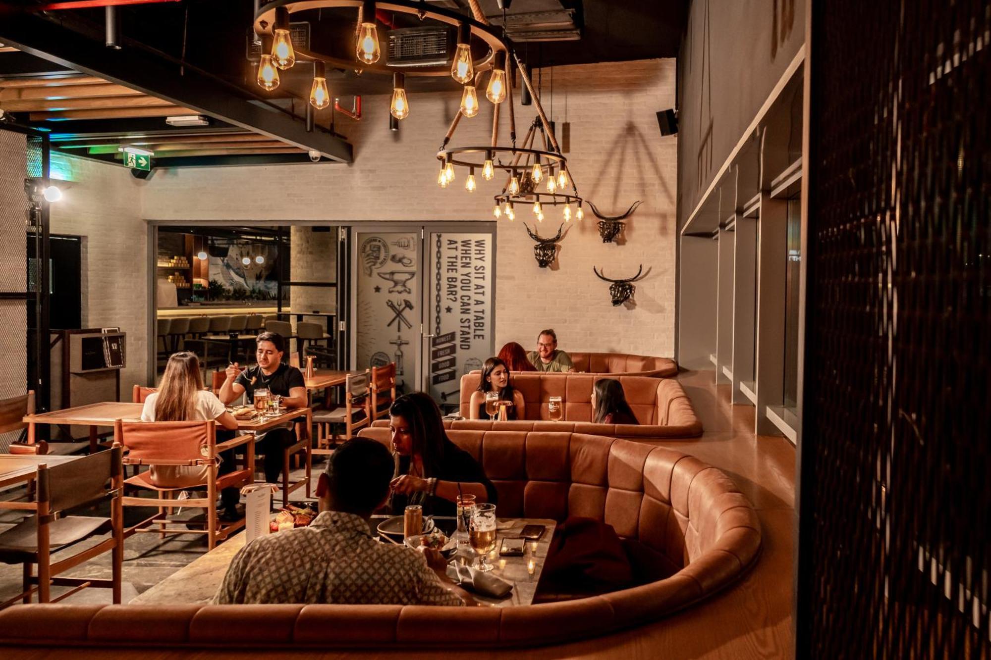 Hotel The First Collection Dubai Business Bay Esterno foto The interior of the bar