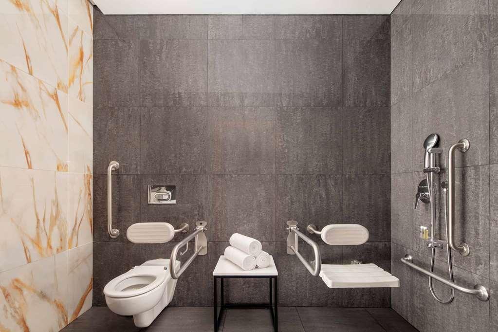 Hotel The First Collection Dubai Business Bay Esterno foto Bathroom with toilet seat and shower seat